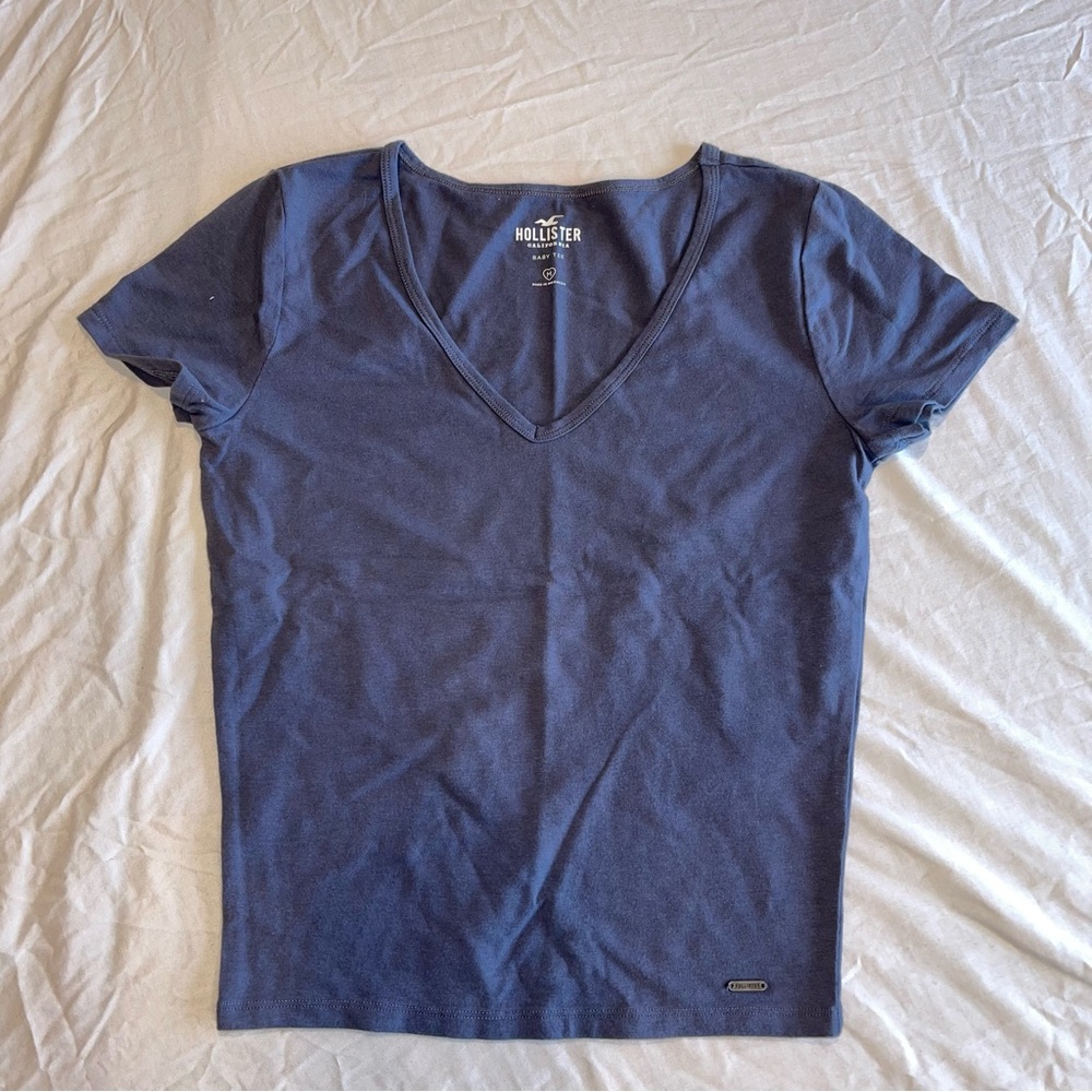 HOLLISTER NWOT Medium Blue Baby Tee V Neck